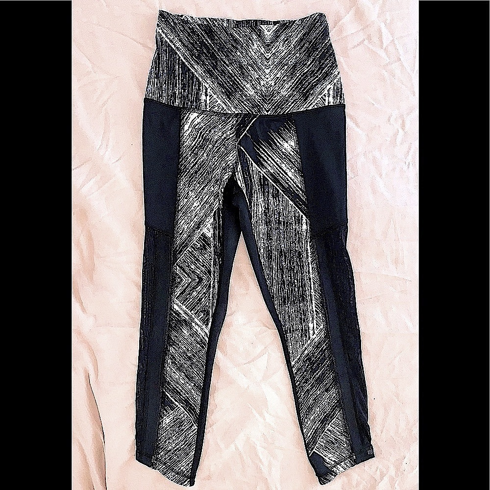 Lululemon Athletica White/Black Hot To Street Crop Legging Yoga Pants Sz 2